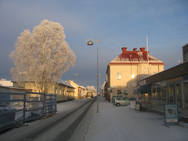 Kev&auml;isin ja syksyisin matalalta kaartava aurinko paistaa etel&auml;p&auml;&auml;dyn huoneisiin.