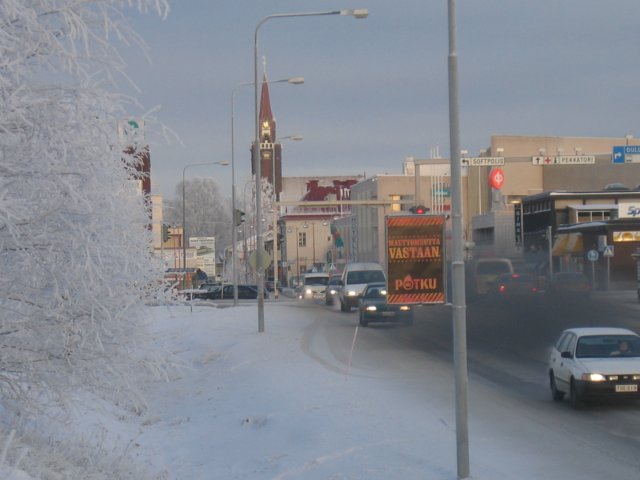Kirkkokadun jatkeena oleva Etel&auml;inen l&auml;hestymistie.