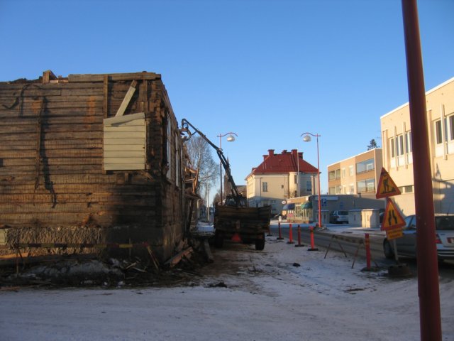 Kruununnimismies Alfred Markasen taloa puretaan maaliskuussa 2006.