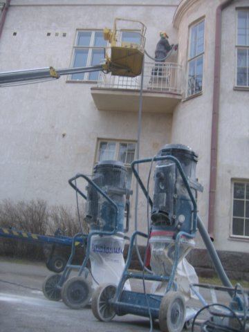 Muovimaalia poistavien hiomakoneiden p&ouml;lyimurit.