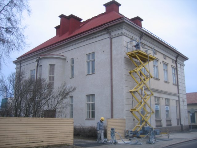 Saksinosturi Koulukadulla.