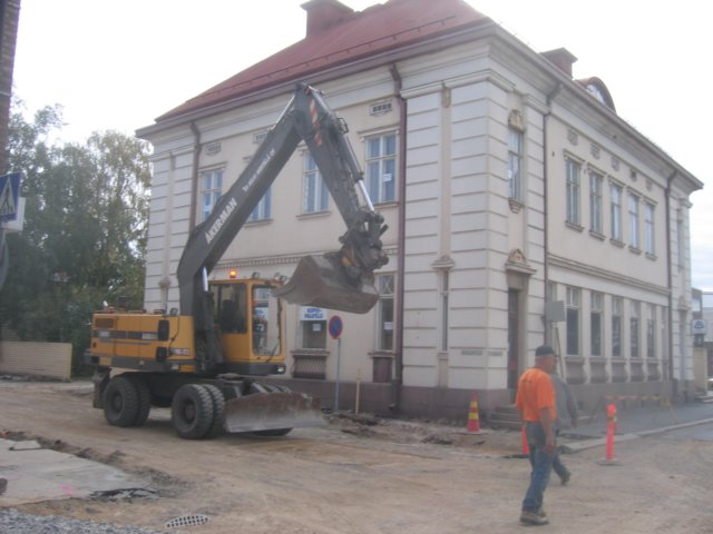 Kadunrakennusta ja kadunvarren rakennuskannan turmelua.