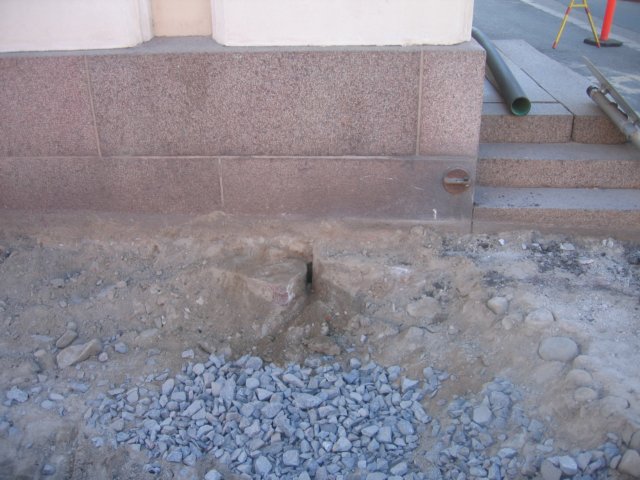 Kaivinkoneen vaurioittama perustus.