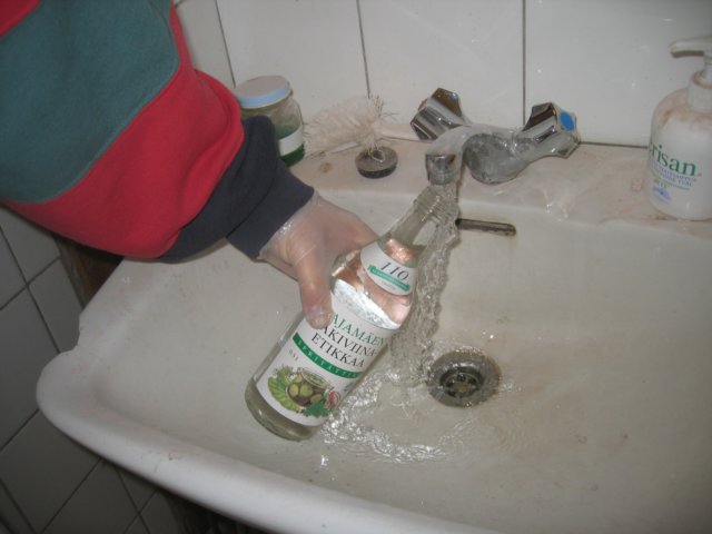 Etikka laimennetaan vedell&auml;.