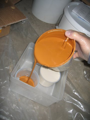 Valkoista ja s&auml;vytetty&auml; maalia mitattiin yht&auml; suuret m&auml;&auml;r&auml;t.