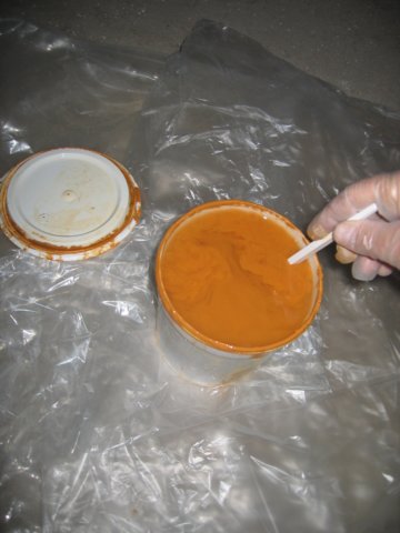 S&auml;vytetty kalkkimaali on sekoitettava huolellisesti.