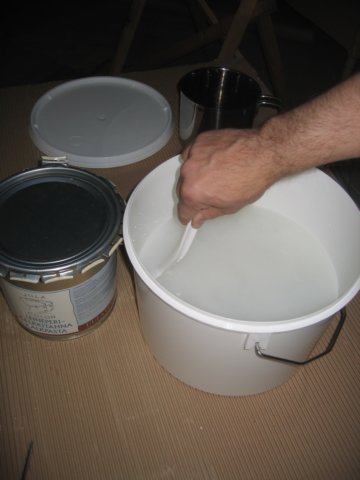 Kalkkitahna ja vesi sekoitetaan sameaksi nesteeksi.