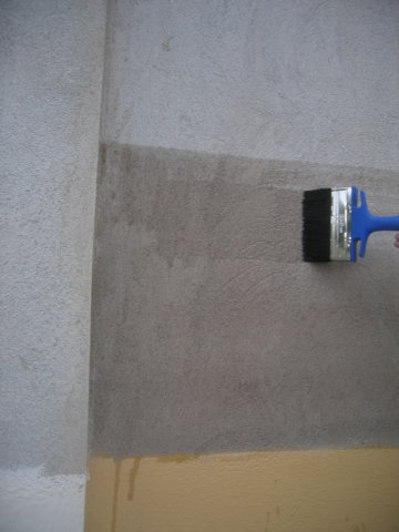 Koemaalauspinta kostutetaan kalkkivedell&auml;.