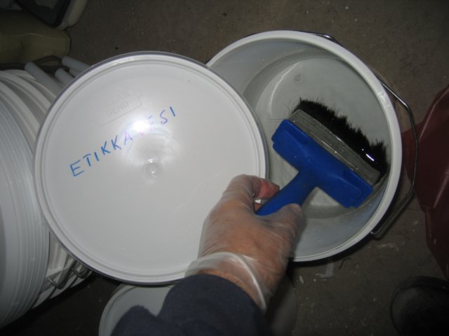 Pensseli neutraloitiin etikka-vesiliuoksella