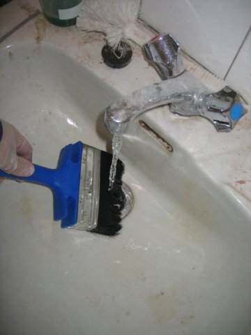 Pensseli pestiin runsaalla vedell&auml;.