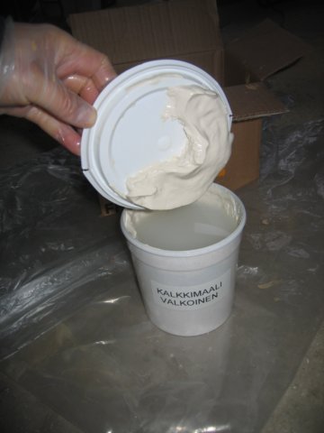 Valkoinen kalkkimaali ennen sekoitusta.