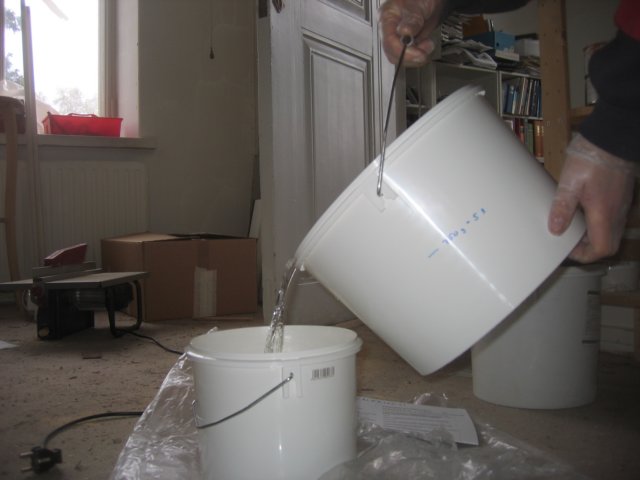 Valmis kalkkivesi erotetaan.