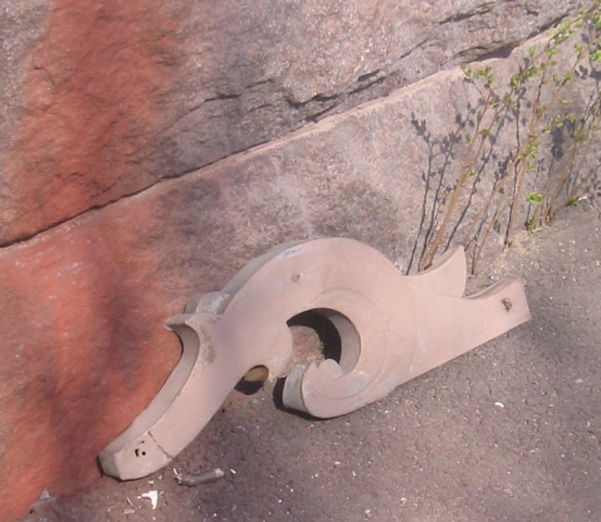 piipun peltikoriste ja rakennuksen kivijalka