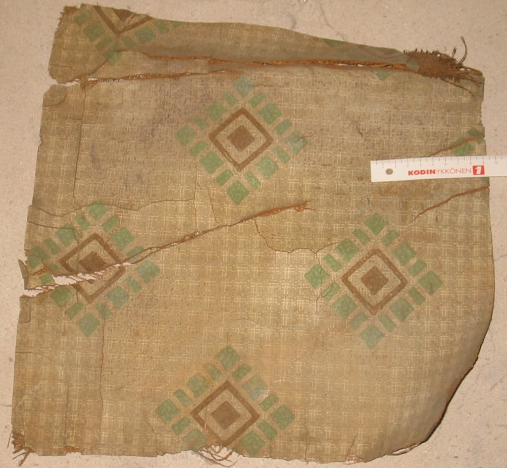 Ullakolta l&ouml;ytynytt&auml; ilmeisesti alkuper&auml;ist&auml; korkkimattoa.