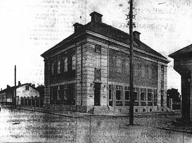 Valmis rakennus avajaispäivän sanomalehtiartikkelissa.