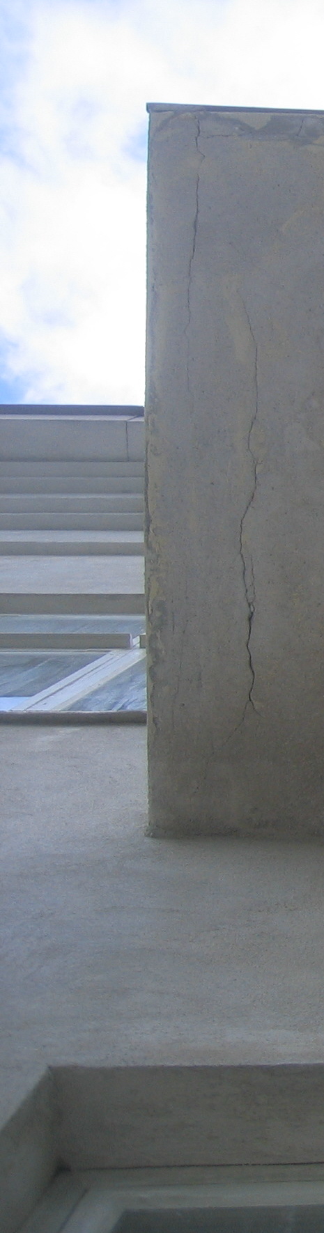 Halkeama parvekkeen alla