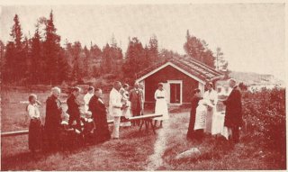 Herrö: Ett av barnen döpes ute i det fria. I fonden William Thomé.
