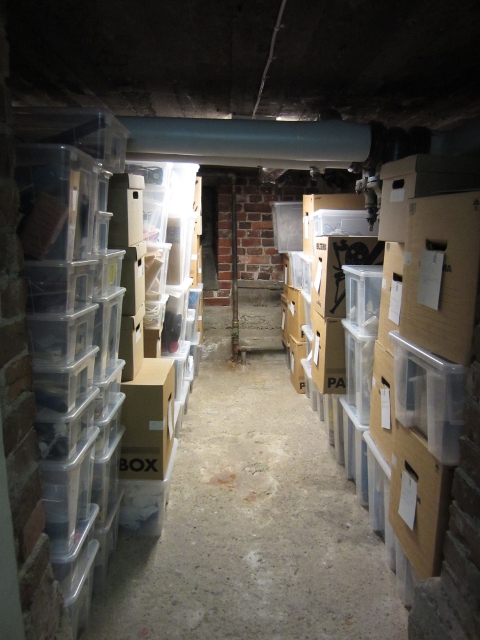 Kellarin it&auml;inen varasto. Esimerkki tavaroiden sijoittelusta.