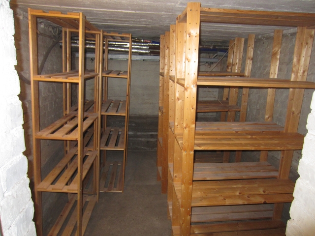 Kellarin pohjoinen varastohuone. Esimerkki hyllyjen sijoittelusta.